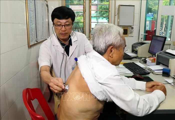 Bác sĩ Bệnh viện Đa khoa Ý Yên (Ninh Bình) khám sàng lọc cho nhân dân.