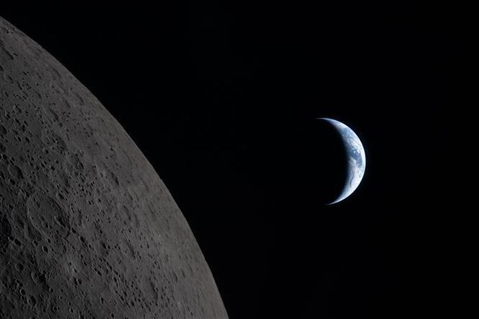 Hình ảnh Mặt Trăng (trái) và Trái Đất nhìn từ tàu vũ trụ Orion trong sứ mệnh Artemis II, ngày 6/4/2026. Ảnh: THX/TTXVN