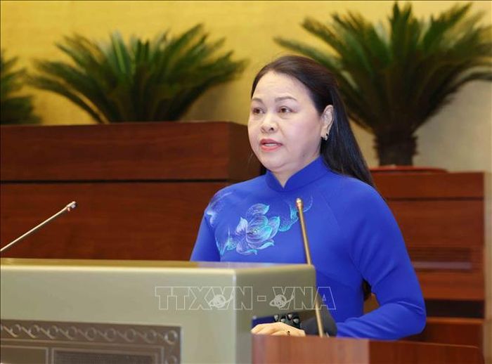 Đồng chí Nguyễn Thị Thu Hà, Ủy viên Trung ương Đảng, Phó Chánh Văn phòng Thường trực Văn phòng Trung ương Đảng thông qua chương trình hội nghị. Ảnh: Phương Hoa/TTXVN