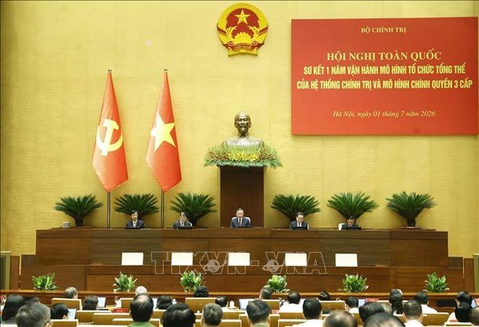 Tổng Bí thư, Chủ tịch nước Tô Lâm cùng các đồng chí Lãnh đạo chủ chốt và Trưởng Ban Tổ chức Trung ương chủ trì Hội nghị. Ảnh: Thống Nhất/TTXVN