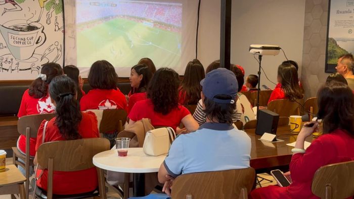 Cộng đồng người Việt tại Canada đang theo dõi một trận đấu của World Cup 2026 tại Second Cup Coffee.