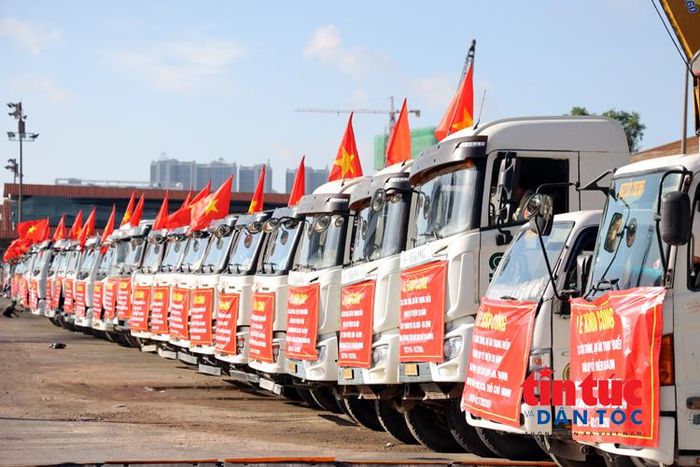 Máy móc thiết bị tại lễ khởi công Công viên văn hóa Bến Nhà Rồng - Khánh Hội và cây xanh công cộng Bến Bạch Đằng.