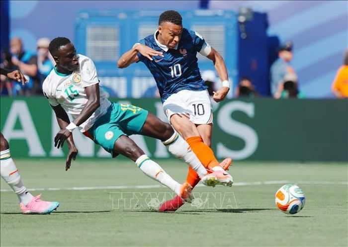 Kylian Mbappe (phải) tranh bóng với Krepin Diatta của Senegal. Ảnh: THX/TTXVN