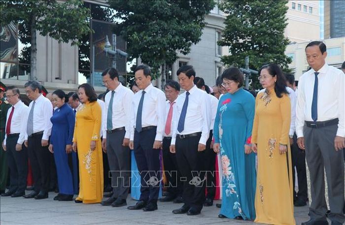 Bí thư Thành ủy Thành phố Hồ Chí Minh Trần Lưu Quang cùng Đoàn đại biểu dành phút mặc niệm tưởng nhớ Chủ tịch Hồ Chí Minh tại phố đi bộ Nguyễn Huệ, phường Sài Gòn.