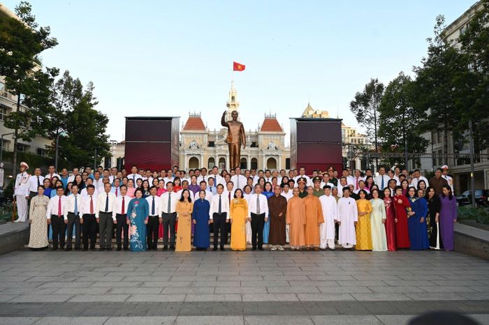 Đoàn đại biểu TP Hồ Chí Minh chụp ảnh lưu niệm trước tượng đài Bác Hồ.
