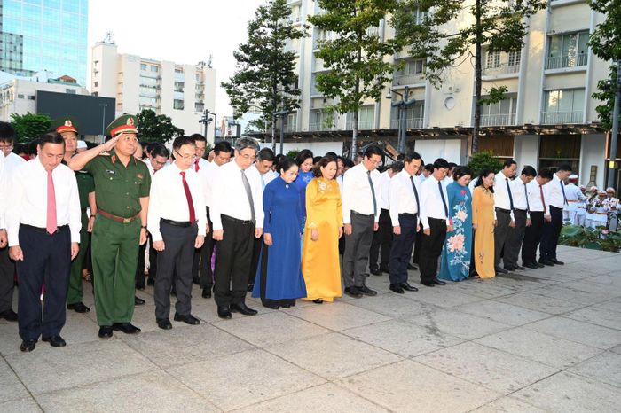 Đoàn đại biểu thực hiện nghi thức mặc niệm tưởng nhớ công lao to lớn của Chủ tịch Hồ Chí Minh.
