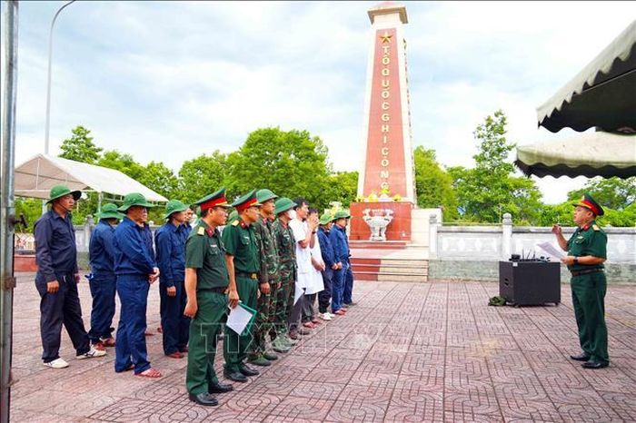 Đại tá Nguyễn Hà, Phó chủ nhiệm Chính trị Bộ Chỉ huy Quân sự tỉnh Hà Tĩnh triển khai nhiệm vụ đến các thành viên tham gia thực hiện lấy mẫu ADN.
