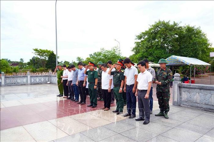 Các đại biểu dành phút mặc niệm bày tỏ lòng thành kính, tri ân sâu sắc đối với các anh hùng liệt sỹ.