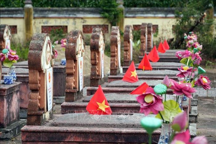 Phần mộ của các liệt sĩ chưa rõ danh tính tại Nghĩa trang Liệt sĩ Hương Khê.
