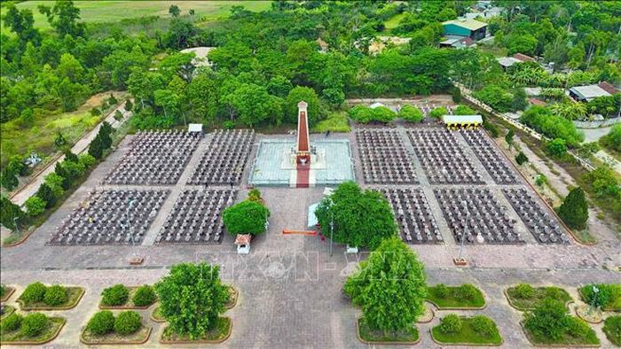 Nghĩa trang Liệt sĩ Hương Khê là nơi an nghỉ của hơn 750 liệt sĩ, trong đó có 84 phần mộ chưa xác định được thông tin.