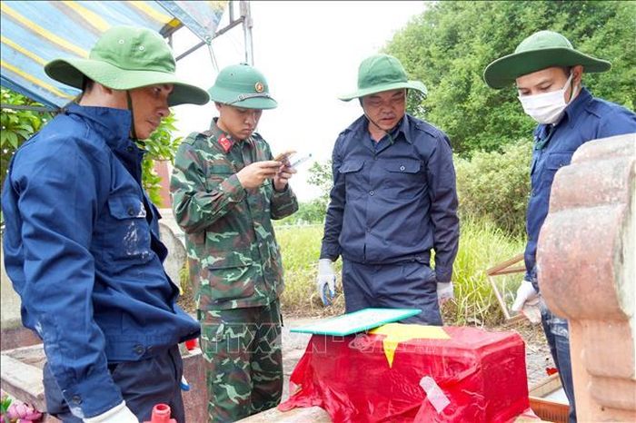Các thông tin về vị trí, mã số bia mộ tiếp tục được thu thập sau khi khai quật. Ảnh: Hữu Quyết/TTXVN