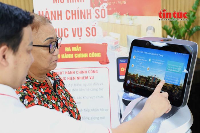 Nhiều địa phương đã đưa AI và robot vào hỗ trợ công tác hướng dẫn người dân, tiếp nhận và giải quyết thủ tục hành chính.