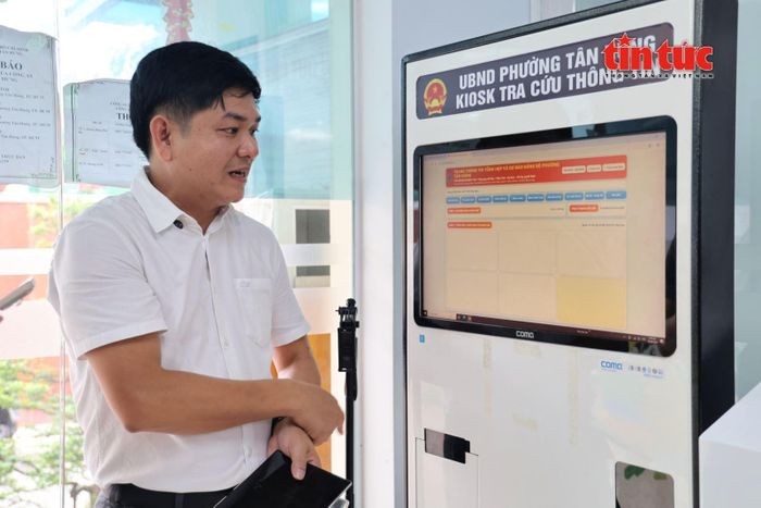 Ông Nguyễn Minh Thiện, Phó Chủ tịch UBND phường Tân Hưng, chia sẻ về thực tiễn ứng dụng AI trong công tác quản lý và giải quyết công việc tại địa phương.