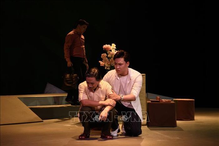 Nhân vật Đạt (do diễn viên Khánh Đăng thủ vai) là người đại diện cho thế hệ trẻ lựa chọn bước vào hàng ngũ vũ trang để tiếp bước phụng sự Tổ quốc trong thời kỳ mới.