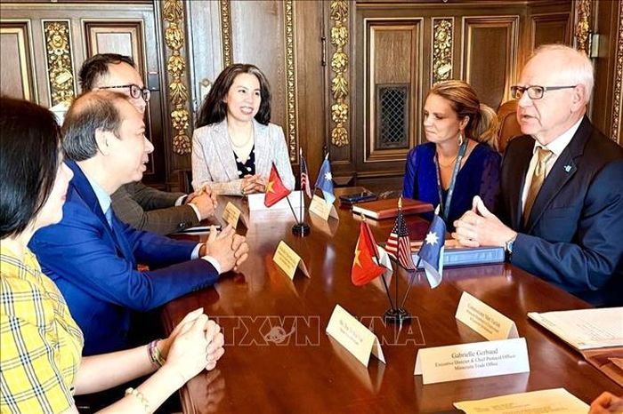 Đại sứ Nguyễn Quốc Dũng (thứ 2, từ trái sang) tiếp kiến Thống đốc bang Minnesota Tim Walz. Ảnh: TTXVN phát