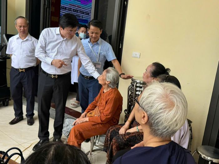 Giám đốc Sở Y tế Hà Nội Nguyễn Trọng Diện thăm hỏi người dân tại điểm khám xã Vĩnh Thanh.