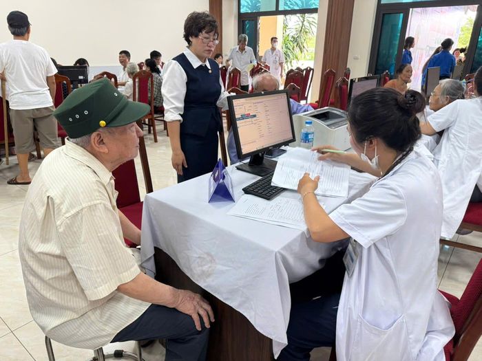 Trong tháng 7, Hà Nội ưu tiên khám sàng lọc cho người có công, các gia đình chính sách.