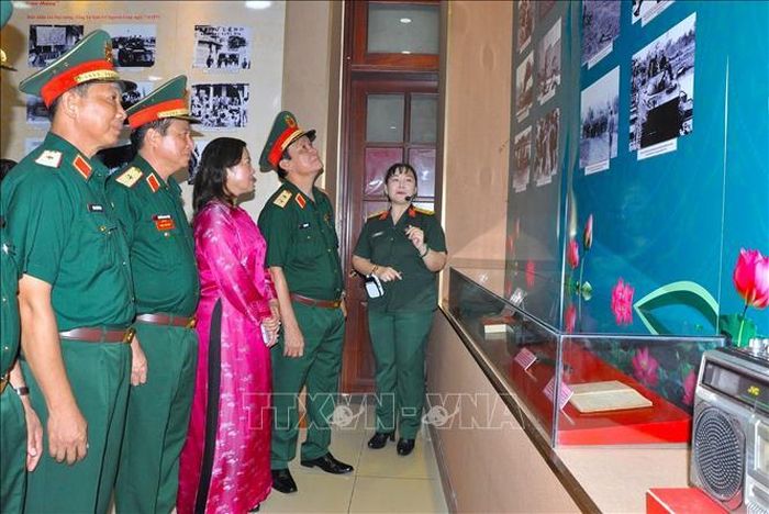 Các đại biểu tham quan khu vực trưng bày hiện vật.