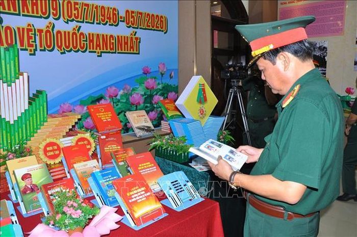 Đại biểu tham quan khu vực trưng bày sách.