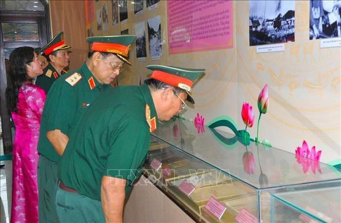 Các đại biểu tham quan triển lãm.
