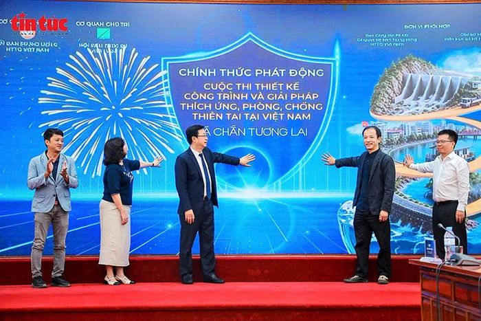 Phó Chủ tịch Ủy ban Trung ương MTTQ Việt Nam Cao Xuân Thạo cùng các đại biểu phát động cuộc thi.