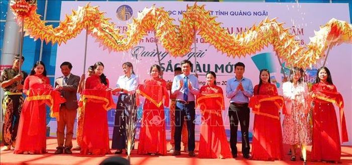 Các đại biểu cắt băng khai mạc triển lãm. Ảnh: TTXVN phát