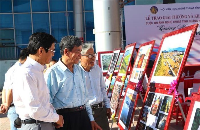 Người dân tham quan ảnh trưng bày tại triển lãm. Ảnh: Đinh Hương/TTXVN
