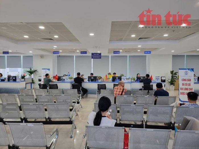 Người dân đợi làm thủ tục hành chính công tại Hà Nội.