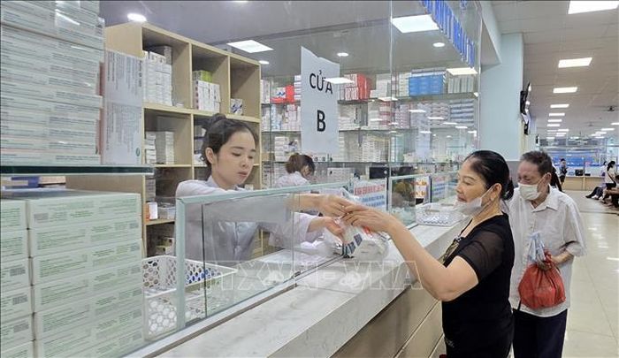 Người bệnh nhận thuốc Bảo hiểm y tế tại quầy thuốc của Bệnh viện Hữu nghị Việt Tiệp Hải Phòng.