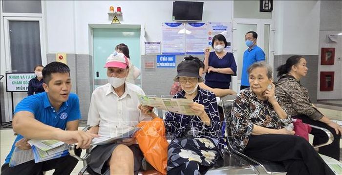 Đại diện Bảo hiểm xã hội thành phố Hải Phòng chia sẻ với người dân một số nội dung liên quan đến bảo hiểm xã hội tự nguyện.
