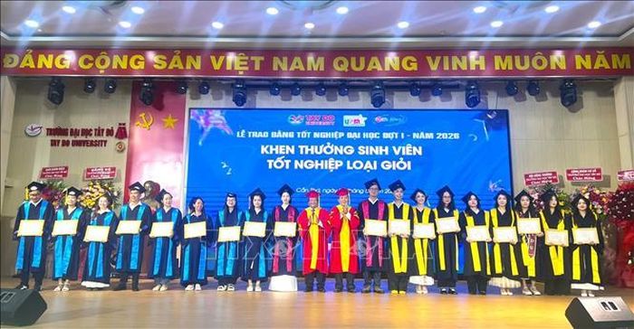 Trao Bằng cho các sinh viên tốt nghiệp loại Giỏi tại Trường Đại học Tây Đô.