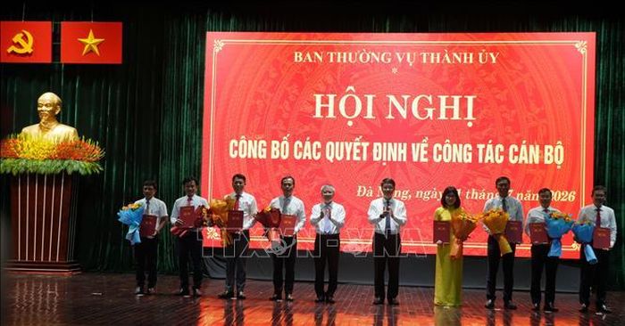 Thường trực Thành ủy Đà Nẵng trao quyết định và tặng hoa chúc mừng các đồng chí nhận nhiệm vụ mới.