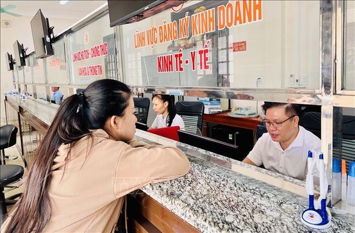 Người dân đến làm các thủ tục tại Trung tâm phục vụ hành chính công phường Quảng Trị. Ảnh: Nguyên Linh/TTXVN