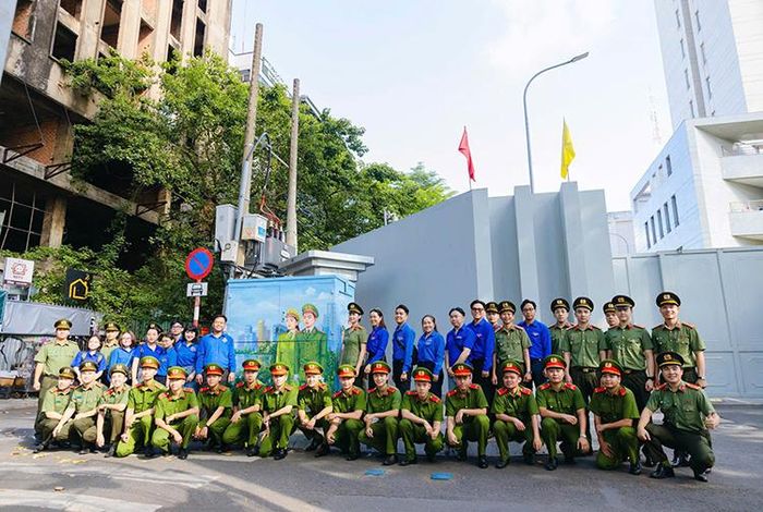Khánh thành công trình thanh niên “Trạm điện, trạm tín hiệu xanh, sạch, đẹp vì mỹ quan đô thị TP Hồ Chí Minh” trên tuyến đường Trần Hưng Đạo và Lê Lợi.