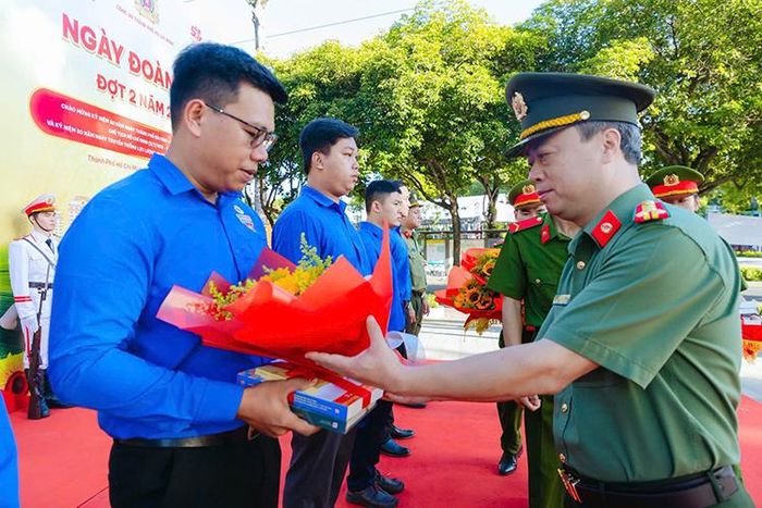 Công an TP Hồ Chí Minh tuyên dương, trao tặng quà chúc mừng các đoàn viên ưu tú được kết nạp Đảng.