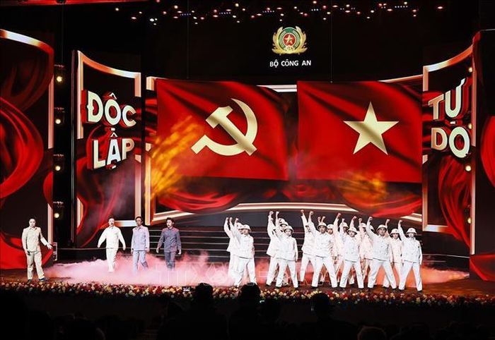 Chương trình văn nghệ chào mừng Lễ Kỷ niệm. Ảnh: Doãn Tấn/TTXVN