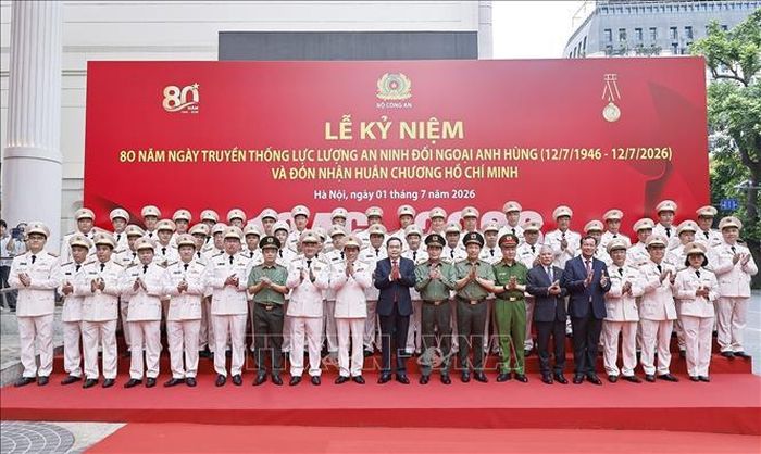 Bộ trưởng Bộ Công an Lương Tam Quang đón Chủ tịch Quốc hội Trần Thanh Mẫn dự Lễ Kỷ niệm. Ảnh: Doãn Tấn/TTXVN