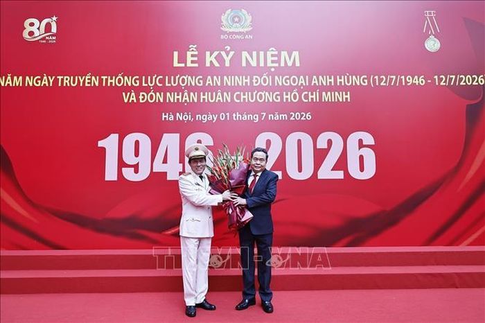 Bộ trưởng Bộ Công an Lương Tam Quang đón Chủ tịch Quốc hội Trần Thanh Mẫn dự Lễ Kỷ niệm. Ảnh: Doãn Tấn/TTXVN