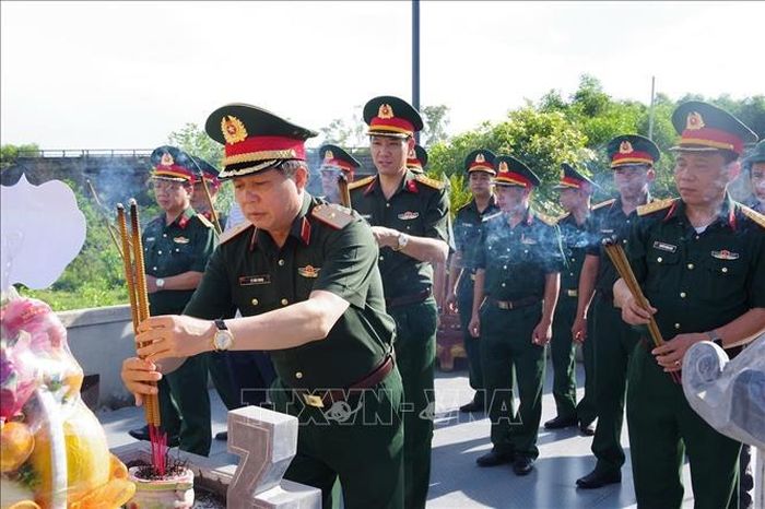 Thiếu tướng Lê Văn Trung, Phó Chính ủy Quân khu, Trưởng Ban Chỉ đạo tìm kiếm, quy tập và xác định danh tính hài cốt liệt sĩ Quân khu 4, làm trưởng đoàn dâng hương, dâng hoa tại Đền thờ Liệt sĩ Trung đoàn 88, Sư đoàn 308 ở Câu Nhi. Ảnh: TTXVN phát