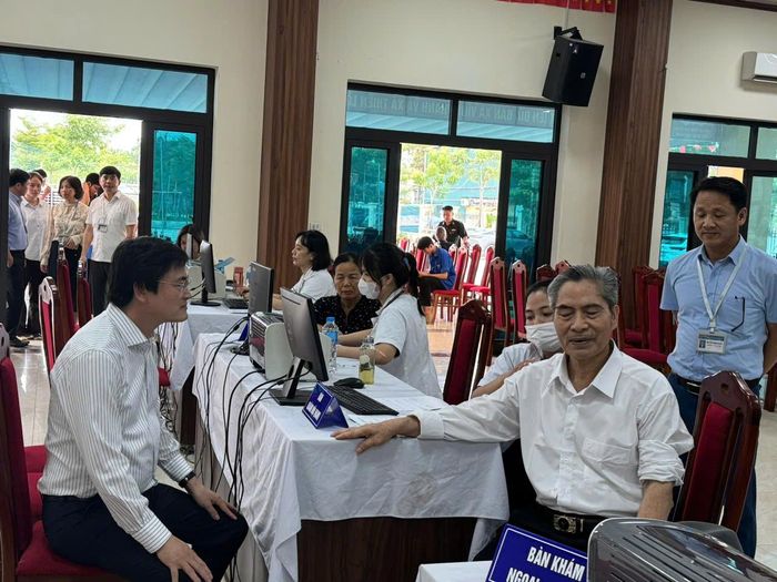 Lãnh đạo Sở Y tế Hà Nội xuống kiểm tra các điểm khám sàng lọc cho người dân trong ngày 1/7.