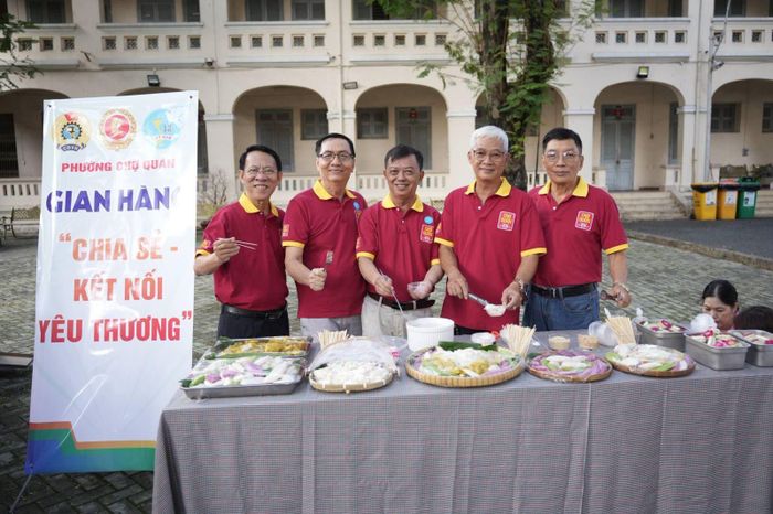 Các phường còn tổ chức các gian hàng chia sẻ kết nối yêu thương dành cho người dân có hoàn cảnh khó khăn.