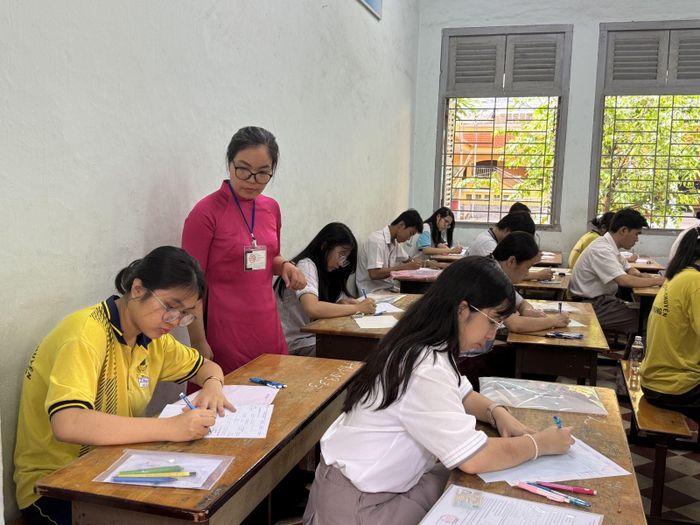Thí sinh dự thi tốt nghiệp THPT tại điểm trường THPT chuyên Lê Hồng Phong (phường Chợ Quán).
