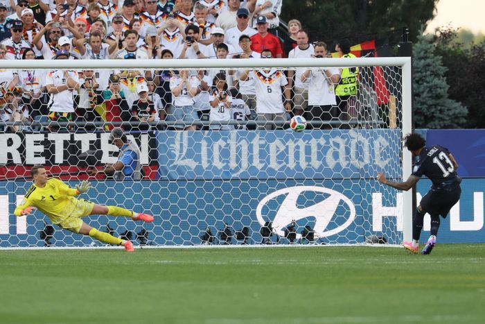 Hậu vệ Jose Canale của Paraguay sút thành công quả luân lưu quyết định vượt qua thủ môn Manuel Neuer của Đức, giúp Paraguay thắng 4-3 trên chấm 11m. Ảnh: AFP/TTXVN (Ảnh không cho phép bên thứ ba khai thác, chia sẻ lại)