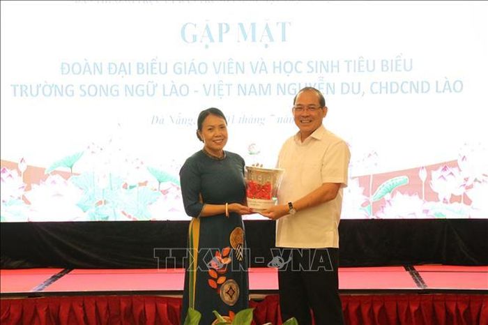 Đại diện lãnh đạo Trường song ngữ Lào - Việt Nam Nguyễn Du (Vientiane) tặng quà lưu niệm cho Ủy ban Trung ương Mặt trận Tổ quốc Việt Nam.