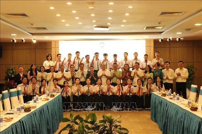 Đại biểu Ủy ban Trung ương Mặt trận Tổ quốc Việt Nam và Trường song ngữ Lào - Việt Nam Nguyễn Du (Vientiane, Lào) chụp hình lưu niệm.