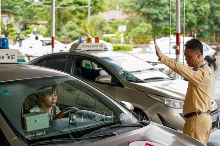 Các nội dung sát hạch tập trung đánh giá kỹ năng điều khiển phương tiện trong thực tế. Ảnh: Hùng Mạnh/TTXVN