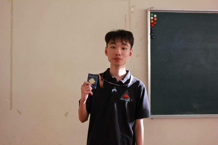 Nguyễn Thanh Bình hiện đang là sinh viên Học viện Ngoại giao, em trở thành thủ khoa toàn quốc khối C00 kỳ thi tốt nghiệp THPT năm 2026 với tổng điểm 28,75.