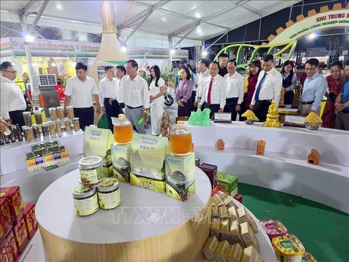 Các gian trưng bày sản phẩm của hội chợ.