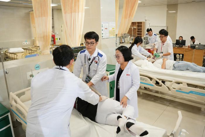 Sinh viên Y khoa HIU trong giờ thực hành lâm sàng dưới sự hướng dẫn của giảng viên.