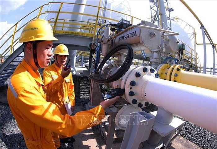 Công nhân của Nhà máy xử lý khí Cà Mau – Chi nhánh khí Tây Nam Bộ (Tổng công ty khí Việt Nam – CTCP) kiểm tra an toàn của hệ thống dẫn khí của Nhà máy khi đang vận hành.